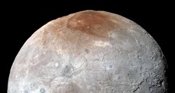 Plutonov mjesec ima misterioznu crvenu mrlju na svom polu, sada znamo zašto