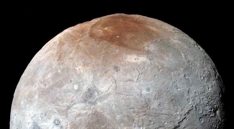Plutonov mjesec ima misterioznu crvenu mrlju na svom polu, sada znamo zašto
