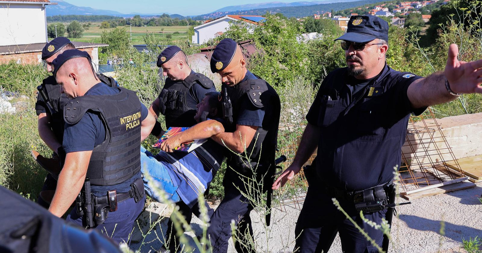 Sukob u Otoku zbog par metara ceste. Čovjek legao na tlo, odnijela ga policija