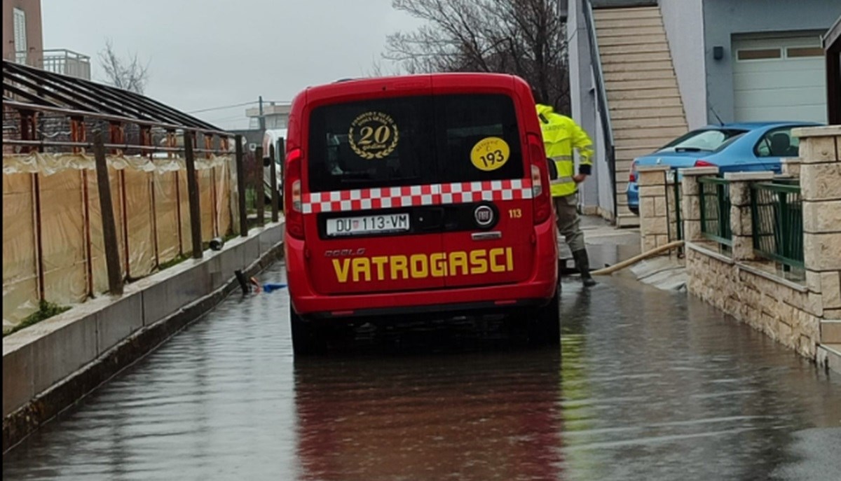 VIDEO Olujno Nevrijeme U Dolini Neretve, Poplavila Dvorišta. Svi ...