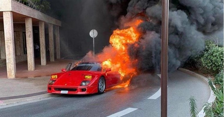 VIDEO Ferrarijev klasik se zapalio, reakcija obližnjeg stanara je za pamćenje
