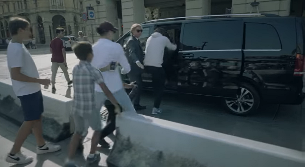 VIDEO Maskirani Ronaldo igrao nogomet s klincima pa pobjegao kad su ga provalili