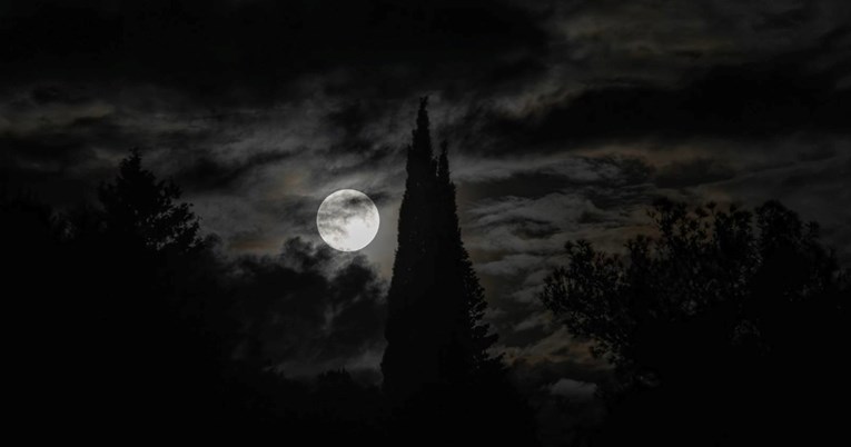 Večeras je pun Mjesec, snažno će utjecati na neke znakove. Jeste li među njima?