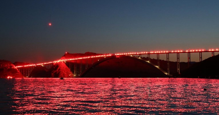 Armada spektakularnom bakljadom obilježila Oluju i "zapalila" Krčki most