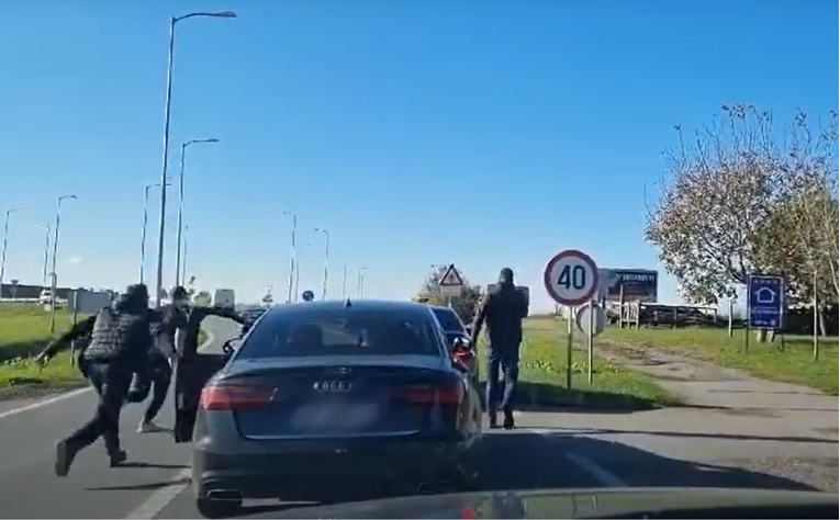 VIDEO Prije Kolone sjećanja napali srpski auto. Policija sve gledala i pustila da odu