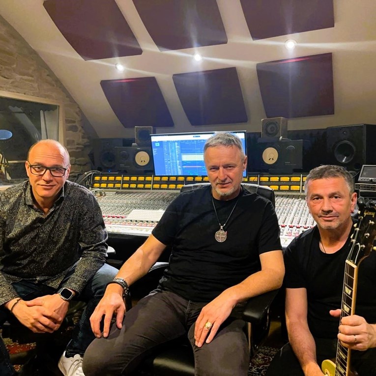 Usred problema s bendom, Thompson se javio iz studija i najavio novu pjesmu Oluja