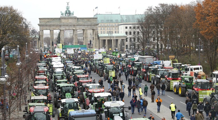 Tisuće poljoprivrednika prosvjeduju u Berlinu, smeta im plan za zaštitu insekata