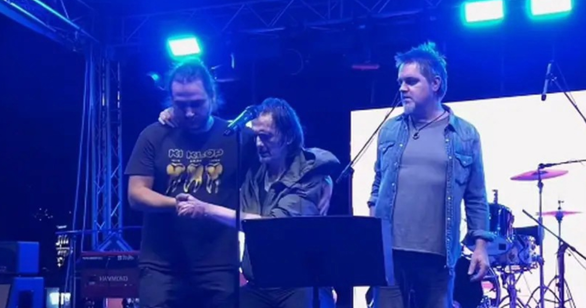 Goran Bare posljednji je put stao na pozornicu u Makarskoj. Nije mogao pjevati