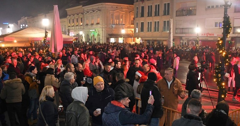 Pogledajte kako su izgledali dočeci nove godine diljem Hrvatske