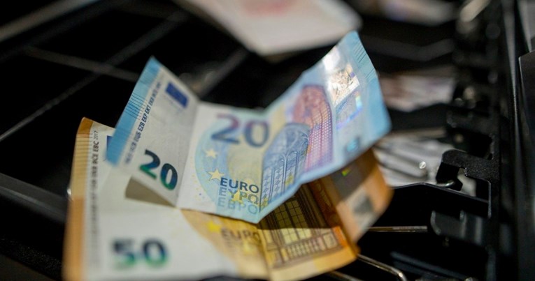 Muškarac kod Nove Gradiške plaćao lažnim eurima, policija ga traži