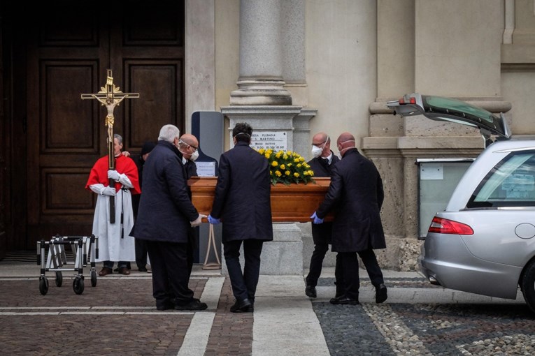Koronavirus u Italiji potpuno promijenio pogrebe, ljudi su očajni: "Ovo ubija dvaput"