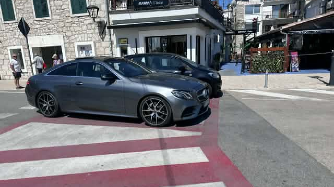Bahatost u Vodicama: Dva auta parkirana preko pješačkog prijelaza