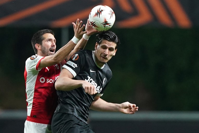 Matanovićev Freiburg izgubio golom u 92. minuti. Forest pobijedio Villu