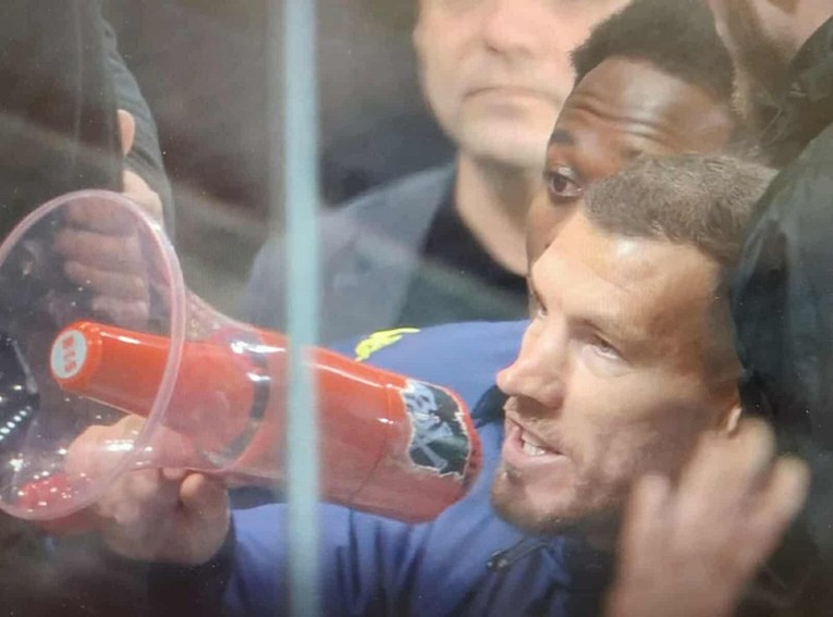 Džeko na megafon moli navijače za oprost i podršku. Velika drama u Fiorentini