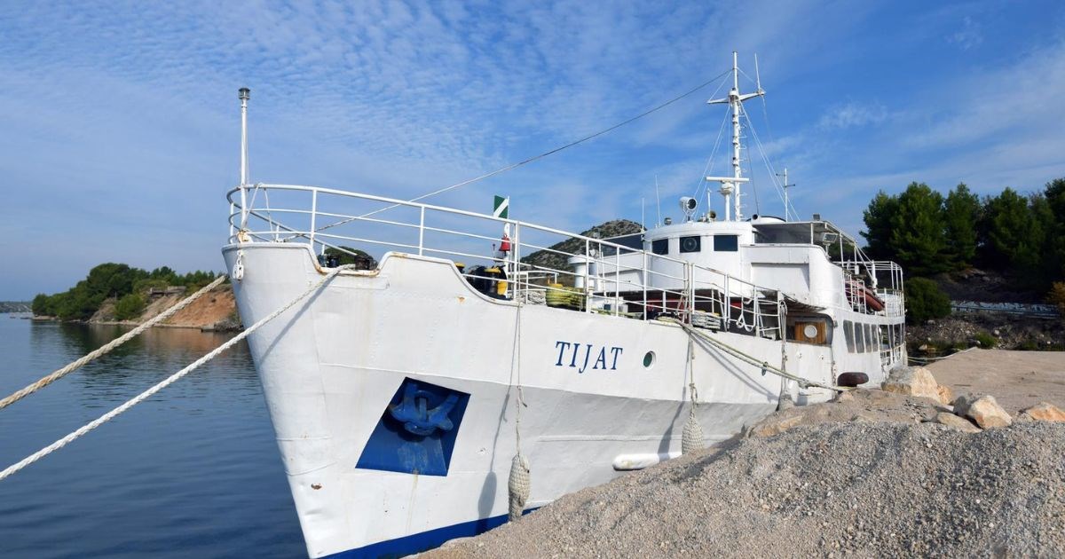 Brod Tijat je i dalje privezan u Šibeniku