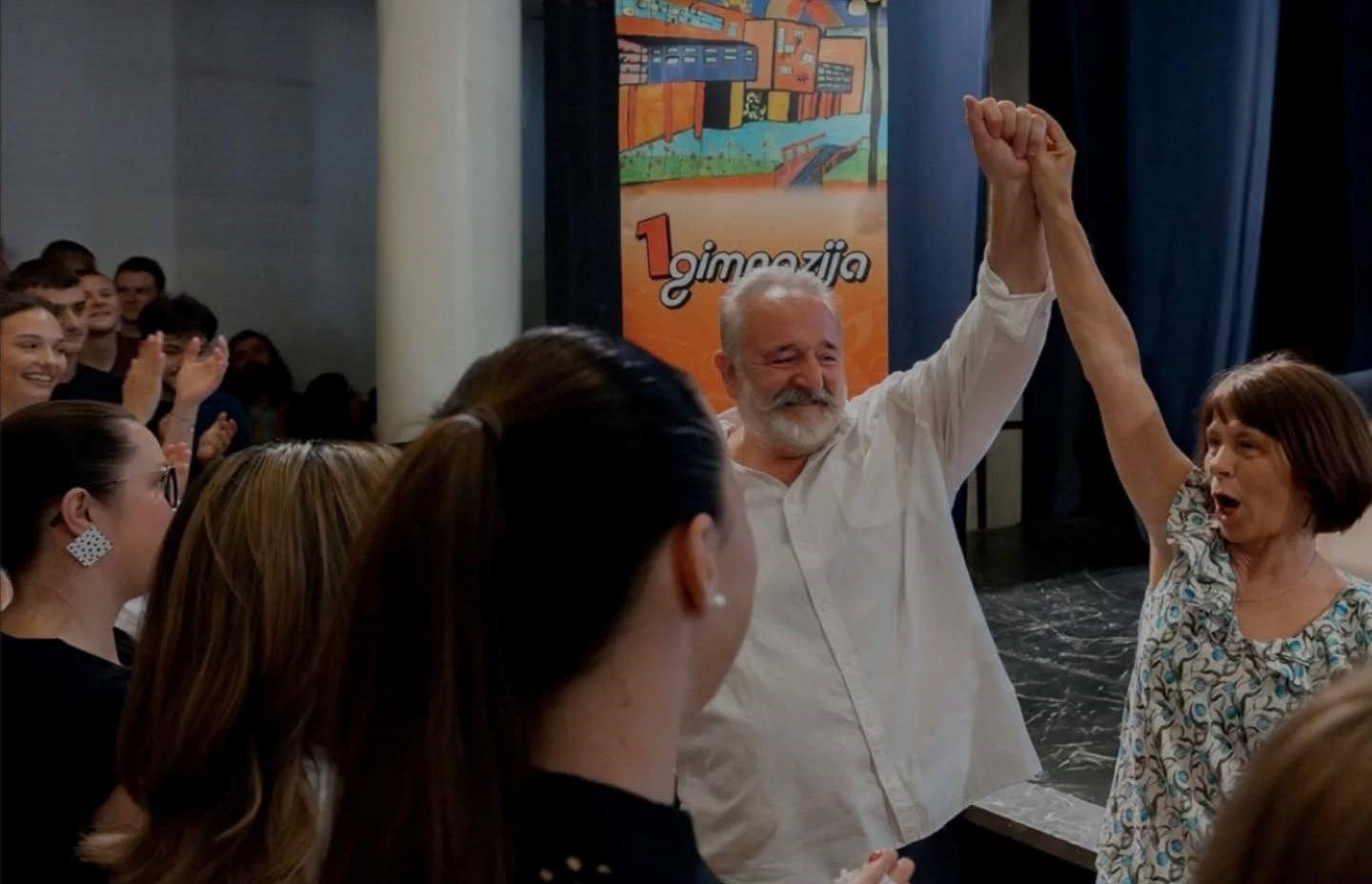 VIDEO Zagrebački gimnazijalci priredili oproštajku omiljenom profesoru pred mirovinu