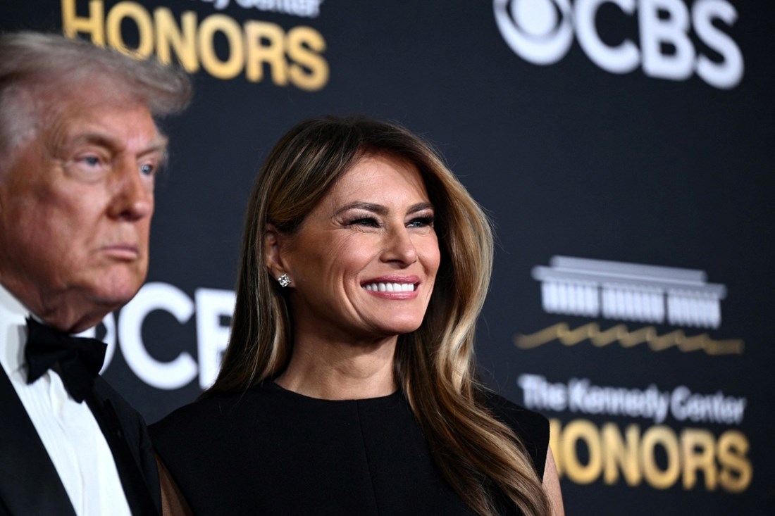 Nitko nije mogao skinuti pogled s Melanije, zablistala je u savršenoj crnoj haljini