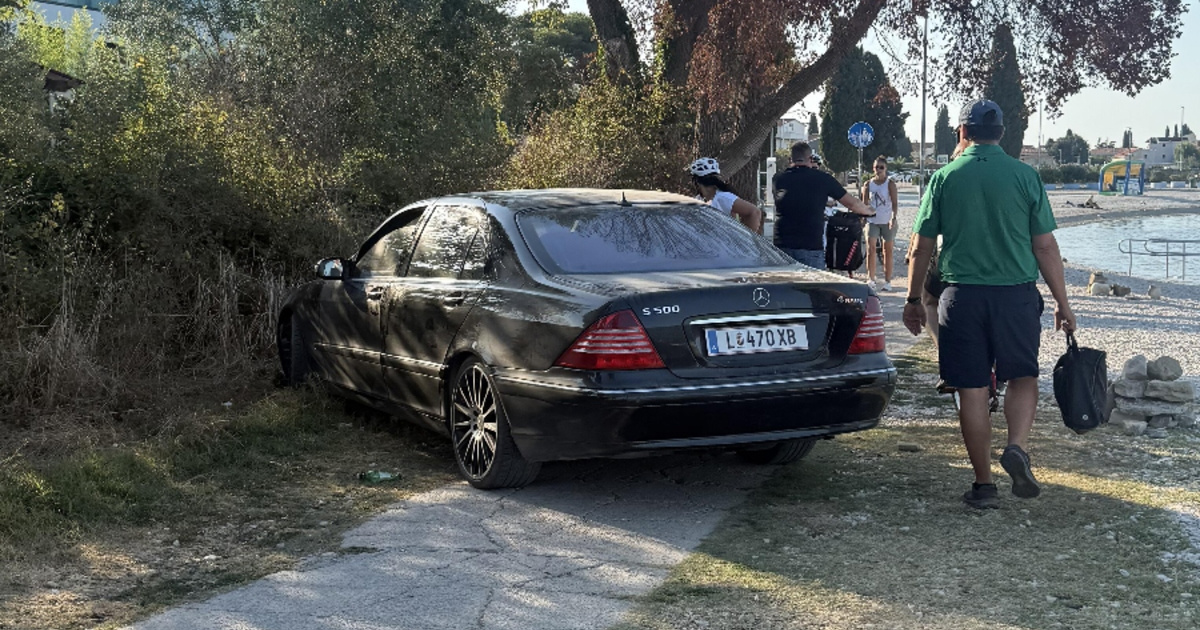 FOTO Nasred šetnice u Fažani parkiran Mercedes. Ljudi ga moraju obilaziti