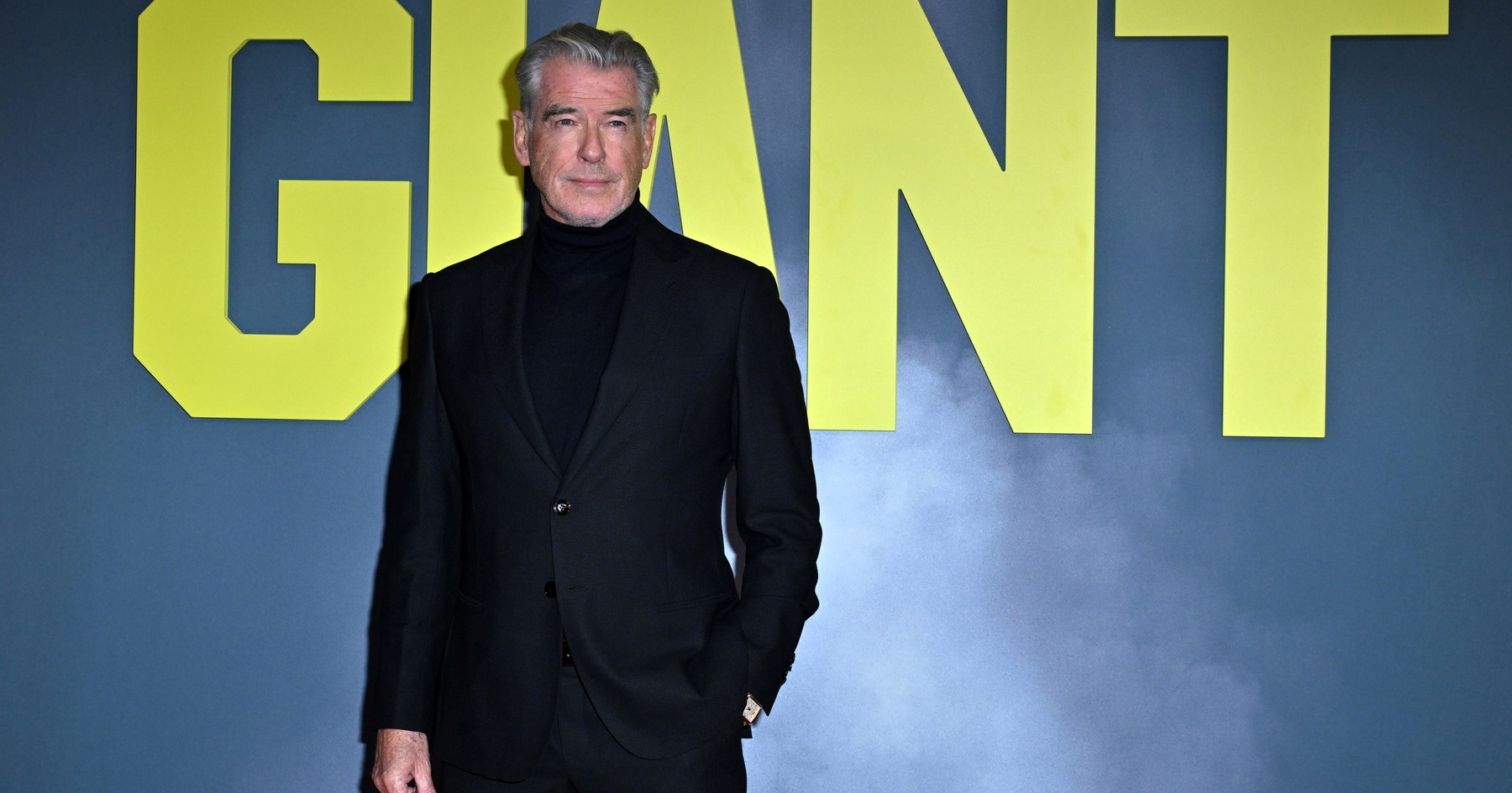 Pierce Brosnan oduševio elegantnim izdanjem na crvenom tepihu u Londonu