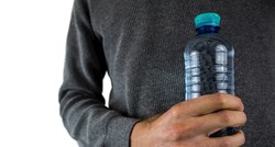 Je li zdravo piti vodu koja je odstajala u čaši ili boci?