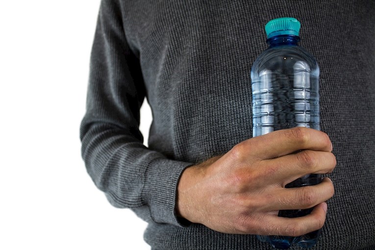Je li zdravo piti vodu koja je odstajala u čaši ili boci?