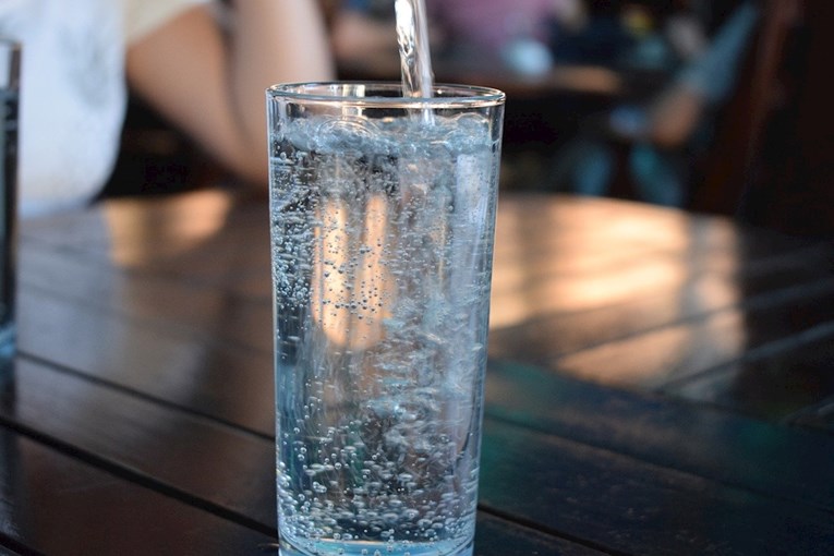 Redovito konzumiranje vode može eliminirati virus? Stručnjaci se ne slažu
