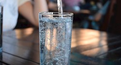 Redovito konzumiranje vode može eliminirati virus? Stručnjaci se ne slažu
