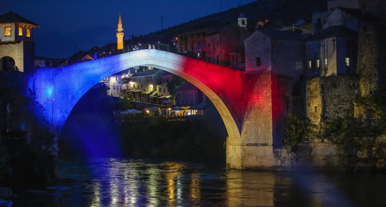 Stari most u Mostaru zbog Notre-Damea večeras svijetli u bojama Francuske
