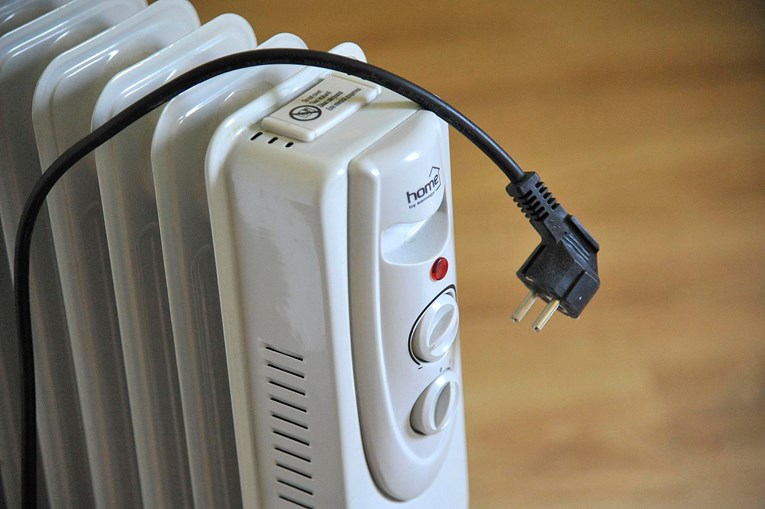 Им ја исклучил водата и струјата на синот и снаата со пет деца: „Не ги платиле комуналиите“