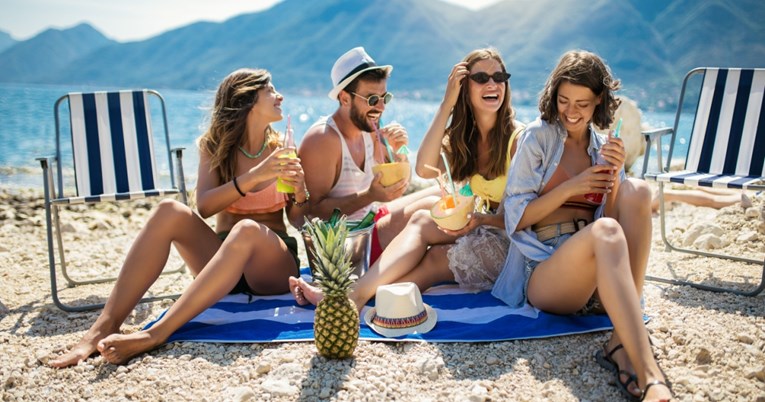 Ovo je pet stvari koje će vam dobro doći na plaži ako idete s prijateljima ili sami