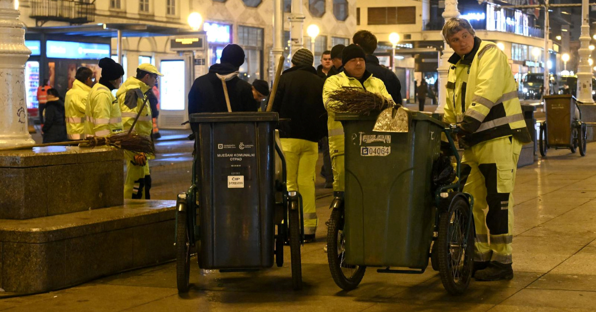 FOTO Djelatnici Čistoće čiste trg nakon dočeka rukometaša