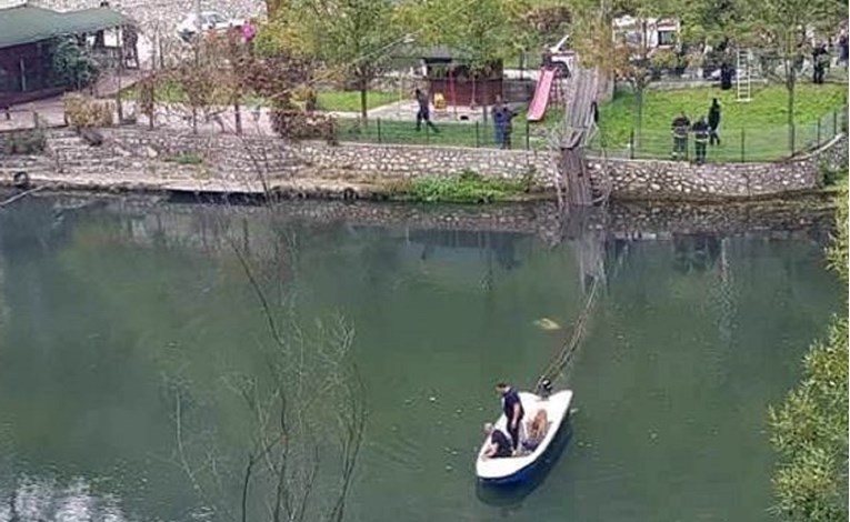 FOTO I VIDEO U Srbiji pukao viseći most, 20 ljudi upalo u nabujalu rijeku. Ima mrtvih