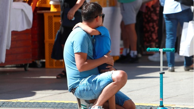 Dječak u Zagrebu pao s romobila pa utjehu potražio u tatinom zagrljaju