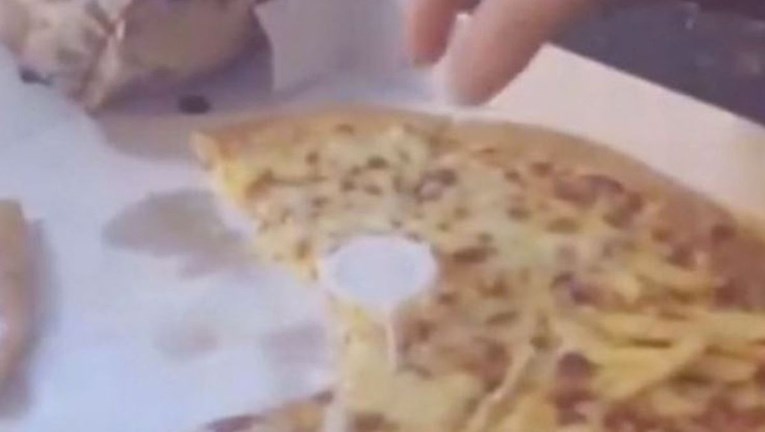 Tvrdi da zna čemu služi mali plastični dio koji dođe s pizzom, neki kažu da se vara