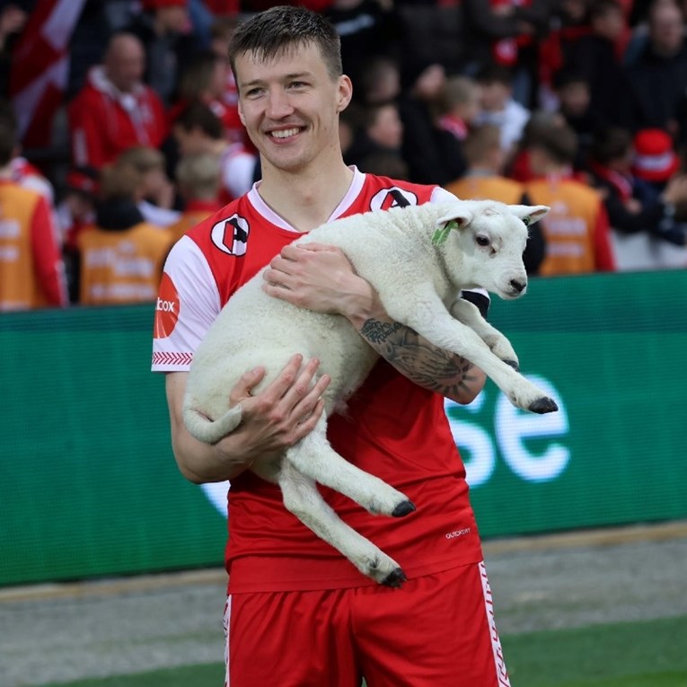 Nedavno su igrača utakmice nagradili pečenim prasetom. Sada je nagrada živo janje