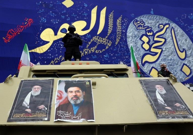 Predsjednik i vlada u blokadi. Revolucionarna garda preuzela upravljanje Iranom