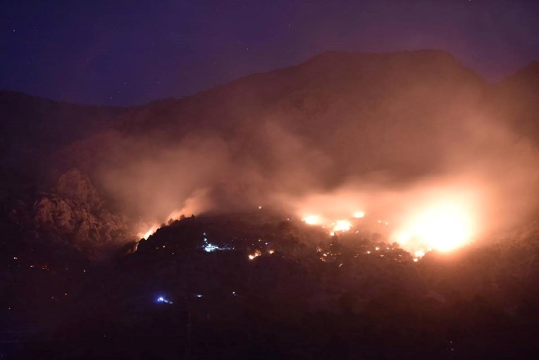 Požar na Biokovu širi se na sve strane: "Strahujemo da ne dođe do kuća"