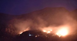 Požar na Biokovu širi se na sve strane, olujni vjetar ometa vatrogasce