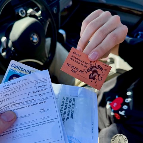 Policija ga zaustavila zbog prekršaja, ono što im je pokazao nasmijalo je mnoge