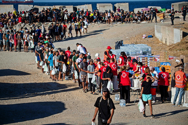 Tisuće migranata i dalje u Ceuti, ljudi spavaju bez toaleta i tuševa