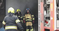 Opušak cigarete u kanti izazvao požar na kući u Bjelovaru, izgorjelo je pola terase
