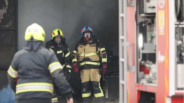 Opušak cigarete u kanti izazvao požar na kući u Bjelovaru, izgorjelo je pola terase