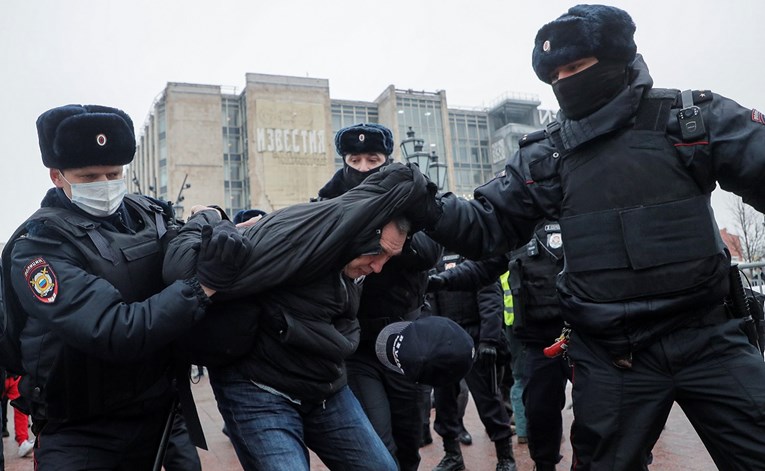 Rusi izašli na ulice u znak potpore Navalnom, počela prva uhićenja