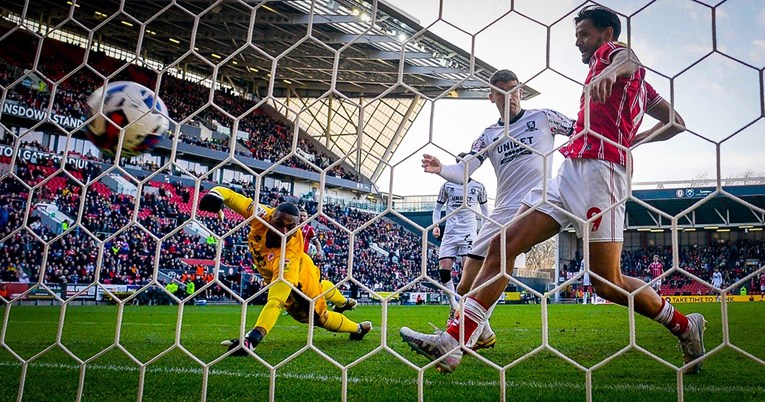 U Championshipu 12. na tablici može u Premier ligu, u League One kaos pri vrhu