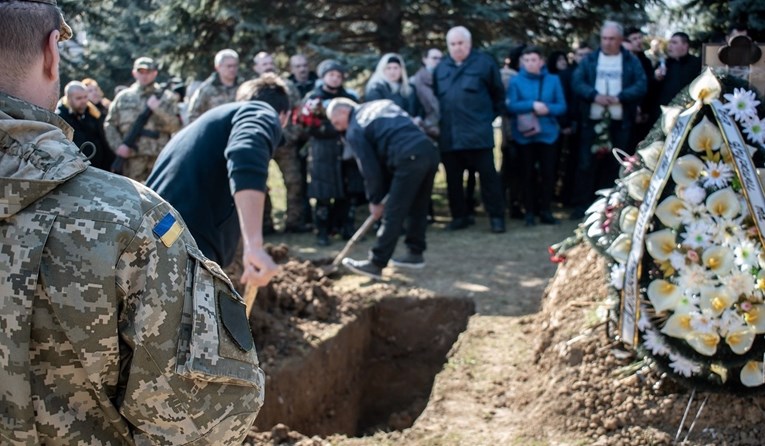 Novi grobovi na povijesnom groblju u Ukrajini: "Pobjeda je naša, ali ovo je cijena"