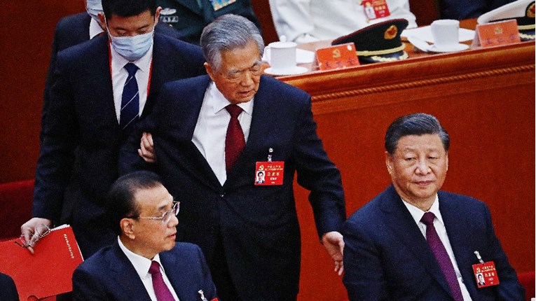 Velika čistka u Partiji, bivšeg kineskog predsjednika zgrabili i odveli iz sale