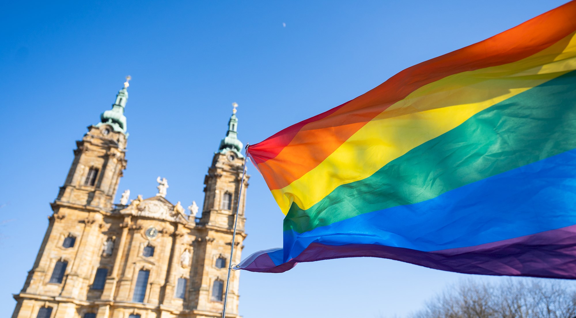 Utjecaj Crkve na hrvatsku LGBTQ+ politiku: zaštita vrijednosti ili kršenje prava?