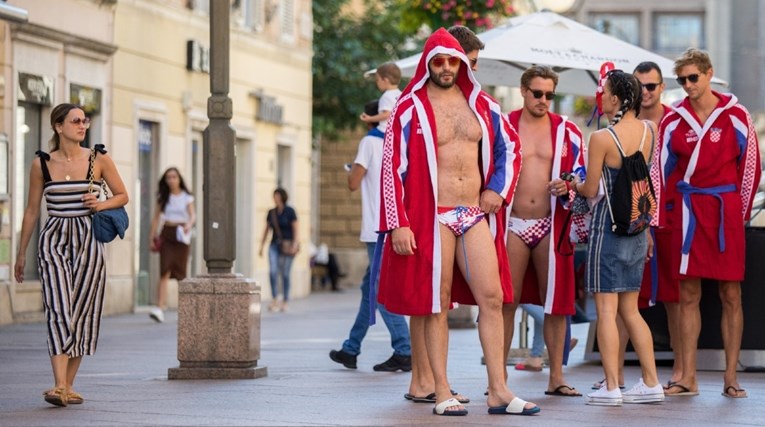 Hrvatski vaterpolisti u gaćicama šetali Korzom, prolaznicima je bilo teško ne gledati