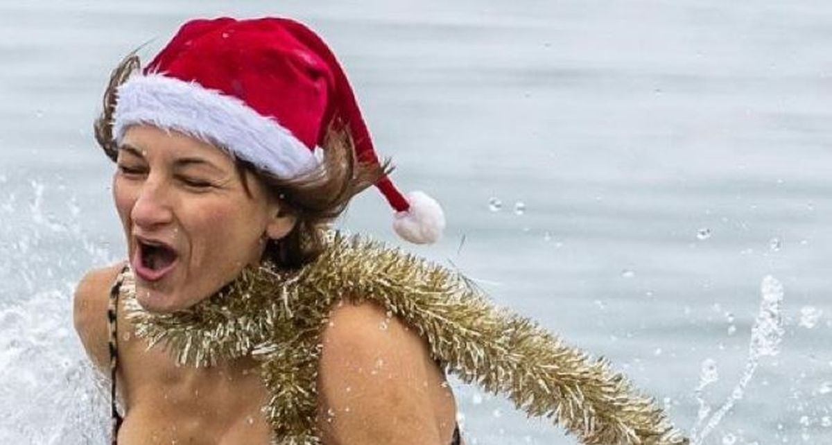 FOTO Građani Osijeka zaigrali picigin na rijeci unatoč kišnom i hladnom vremenu