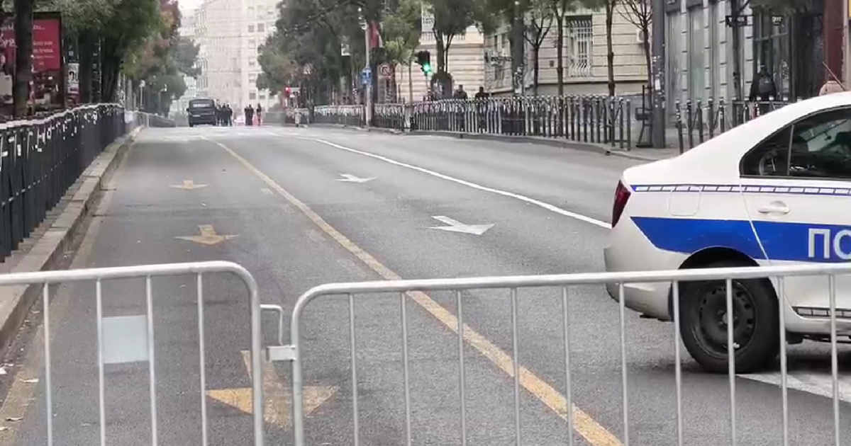 VIDEO Blokada kod izborne komisije u Beogradu. Postavljene ograde, ima puno policije